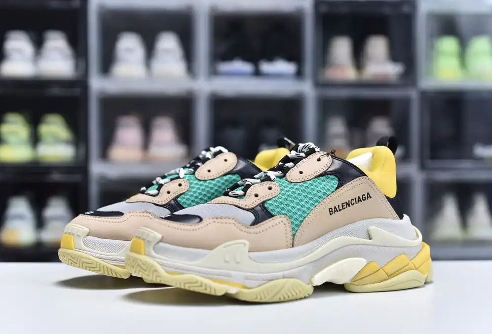 hype Balenciaga is available in all sizes. You cannot place an order on the website. You can contact customer service to purchase.BLGA Triple S