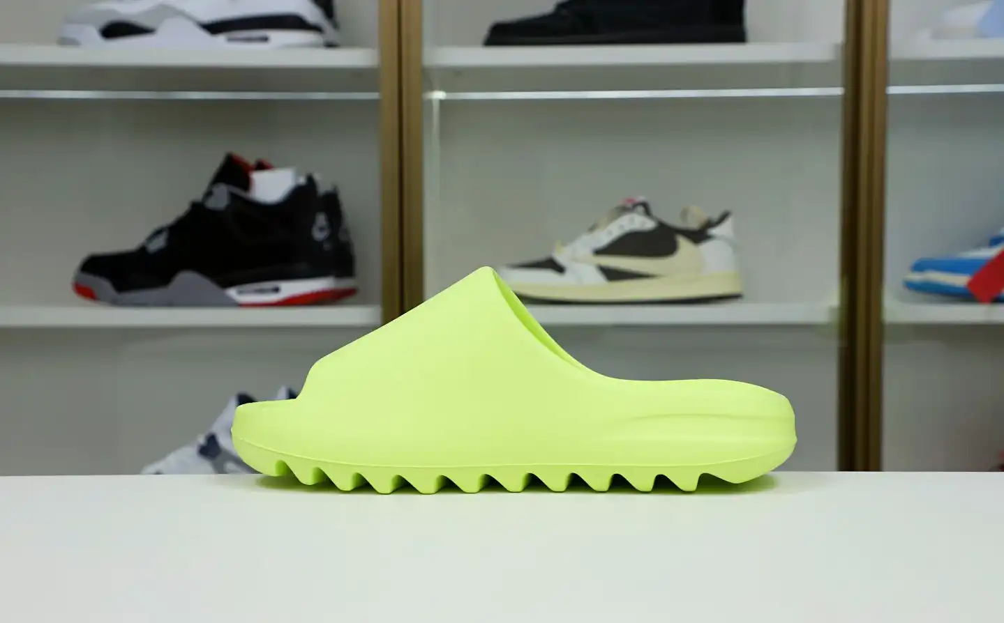 hype Yeezy Slide 