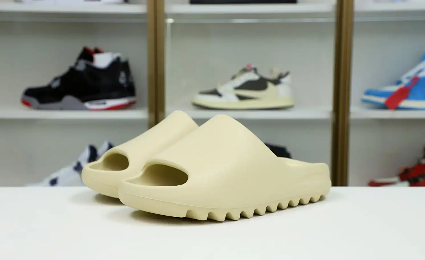 hype Yeezy Slide 