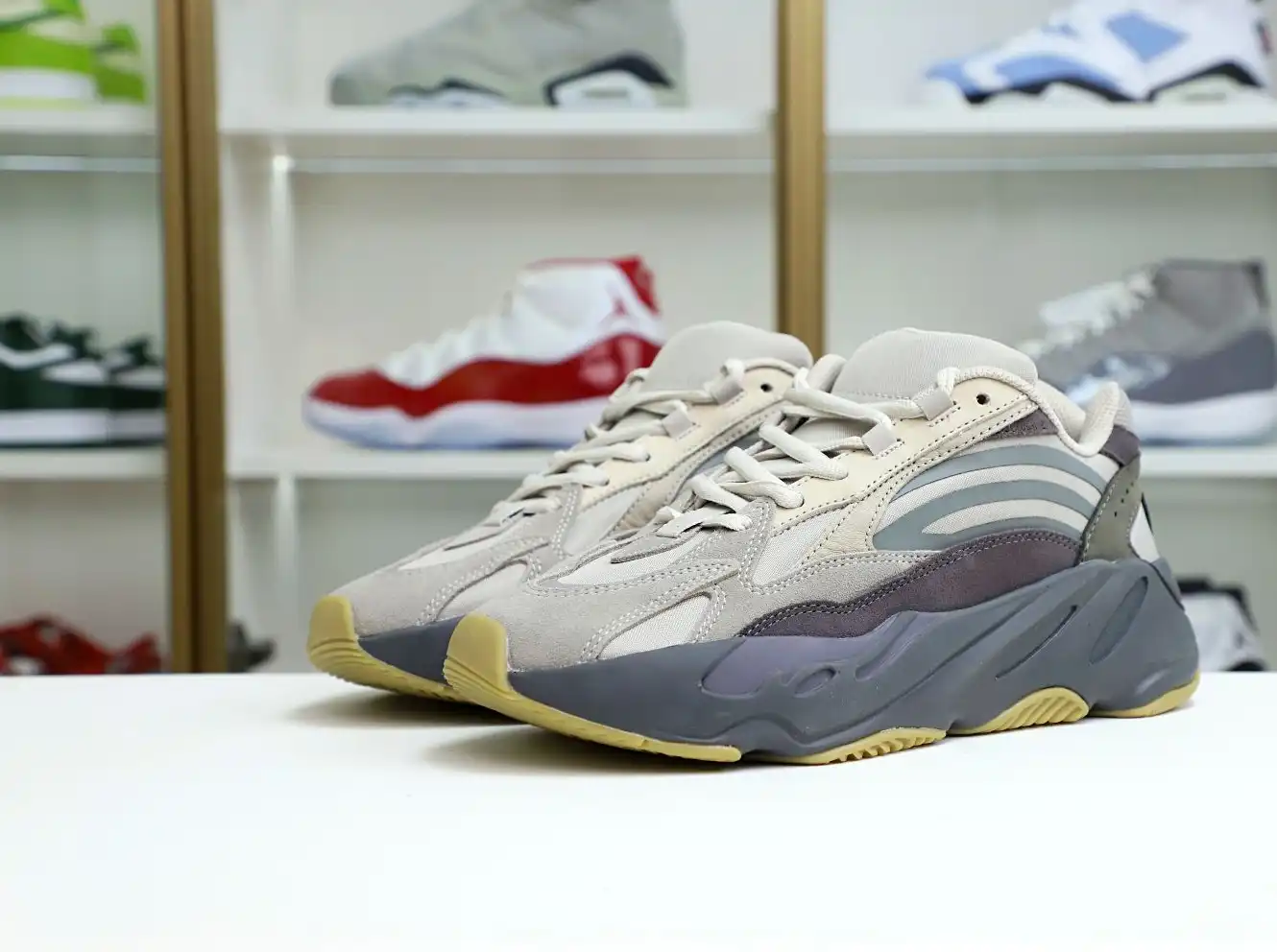 hype Yeezy boost 700 V2 Tephra