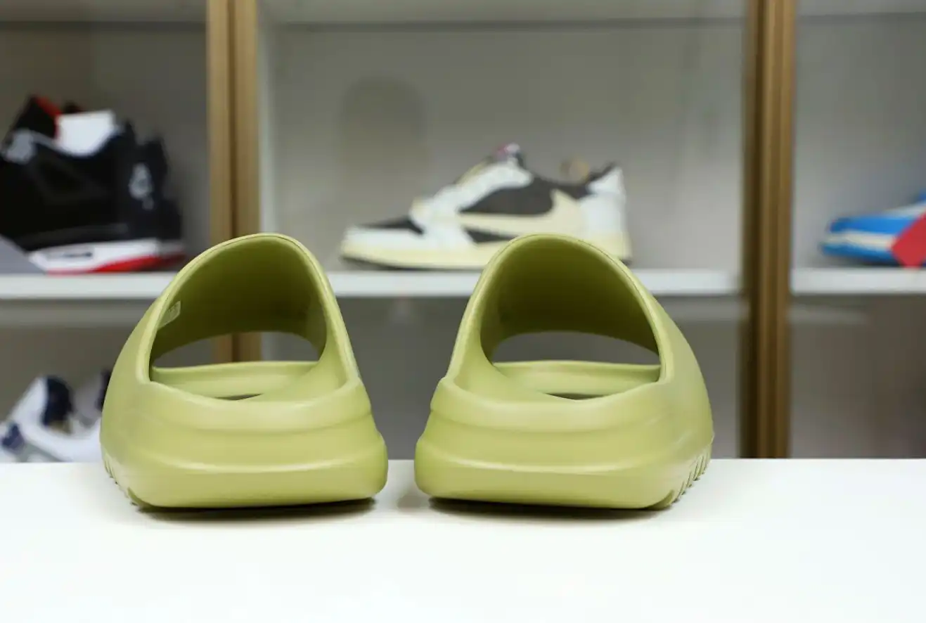 hype Yeezy Slide 