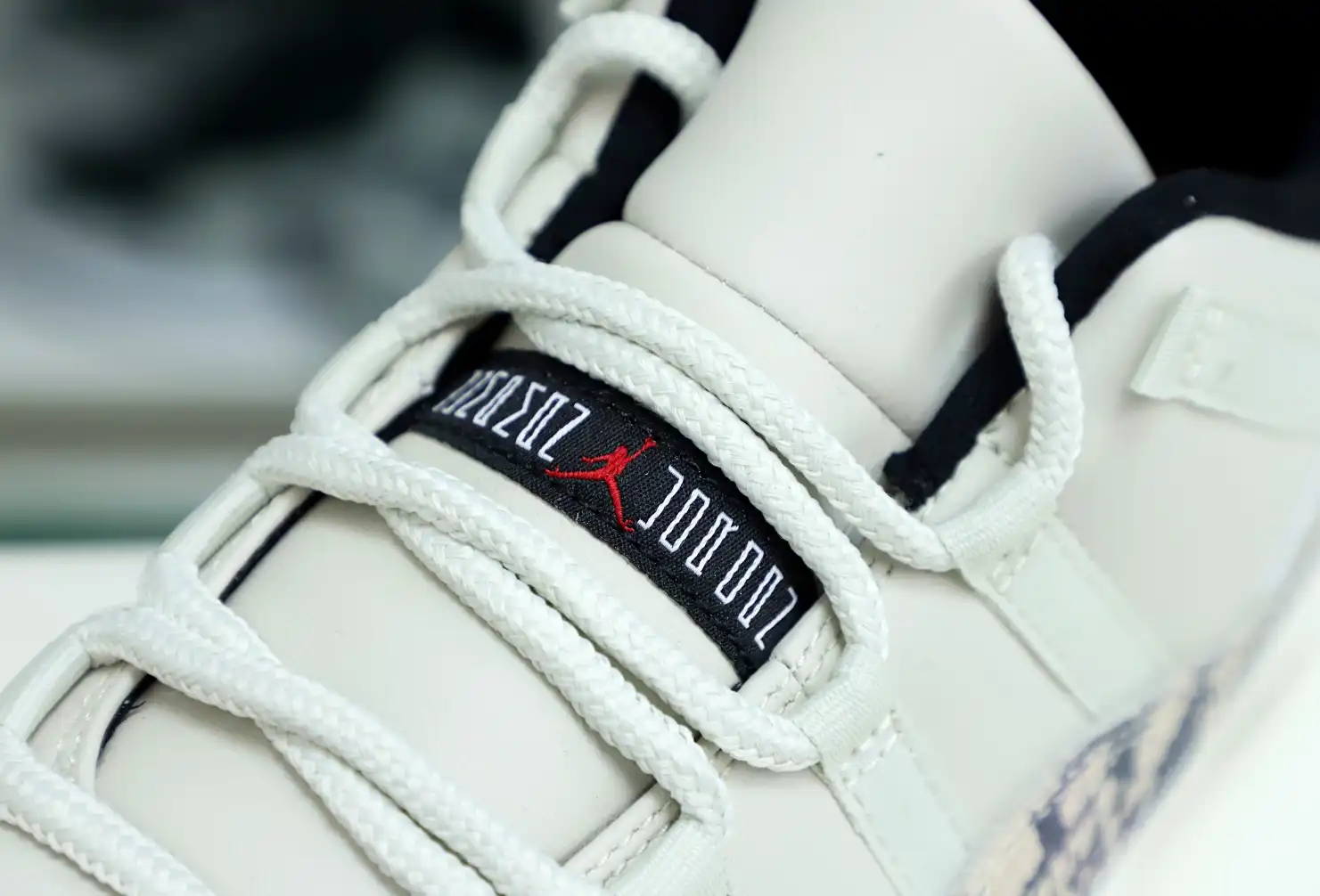 AIR JORDAN 11 LOW SNAKESKIN LIGHT BONE