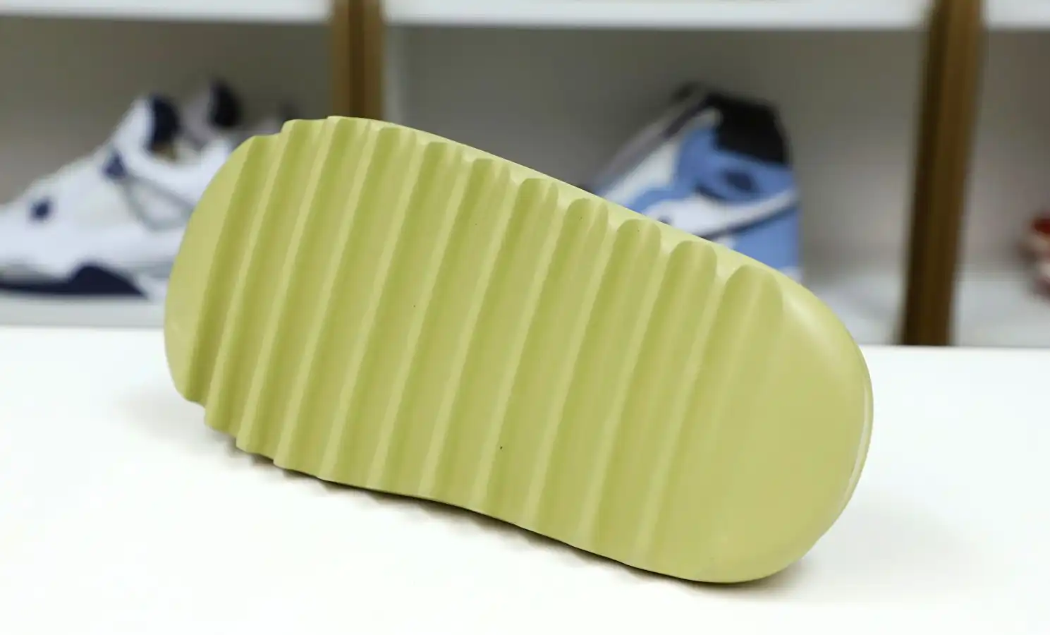 hype Yeezy Slide 