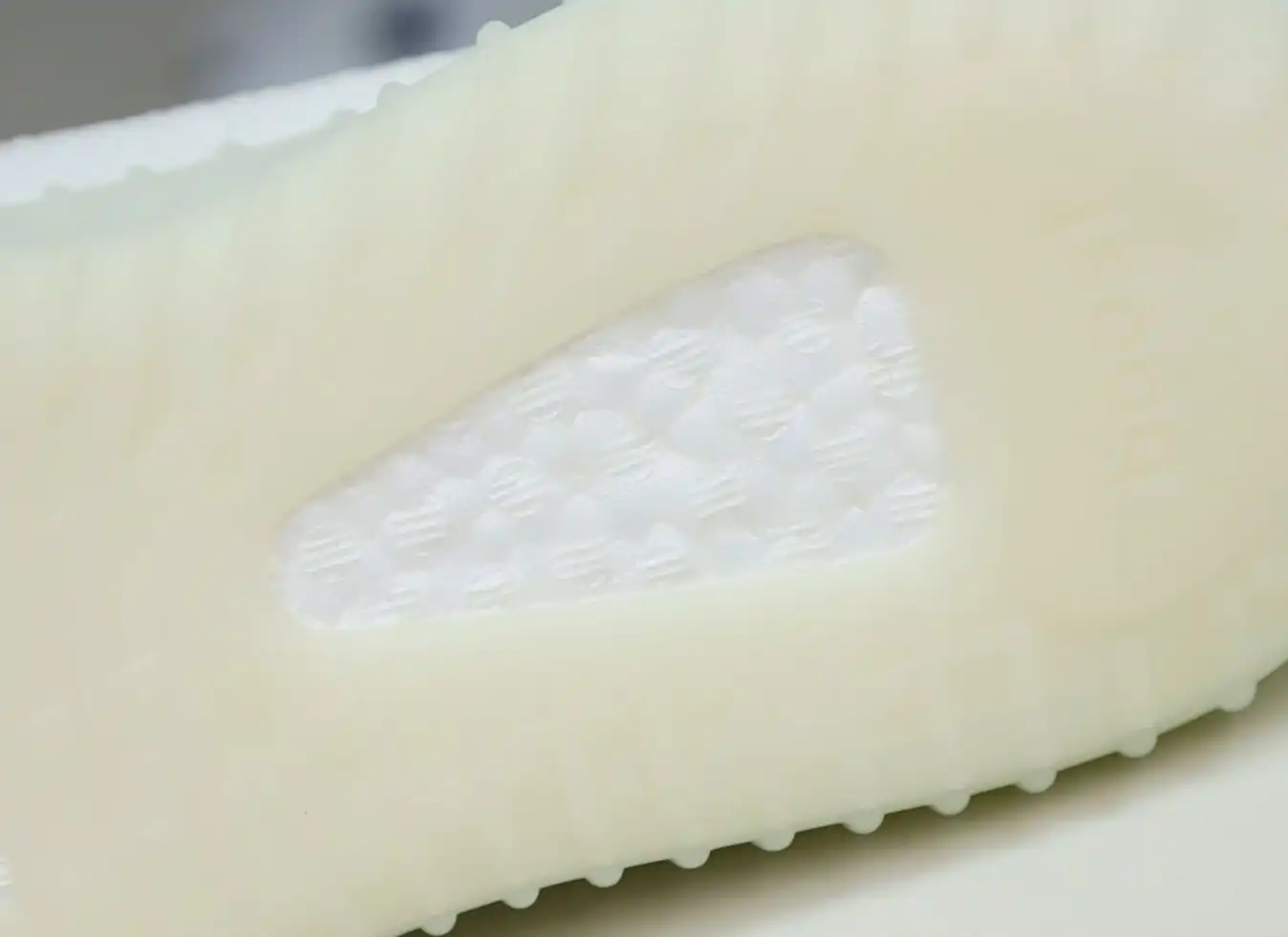 hype YEEZY BOOST 350 V2 'CREAM WHITE   TRIPLE WHITE'