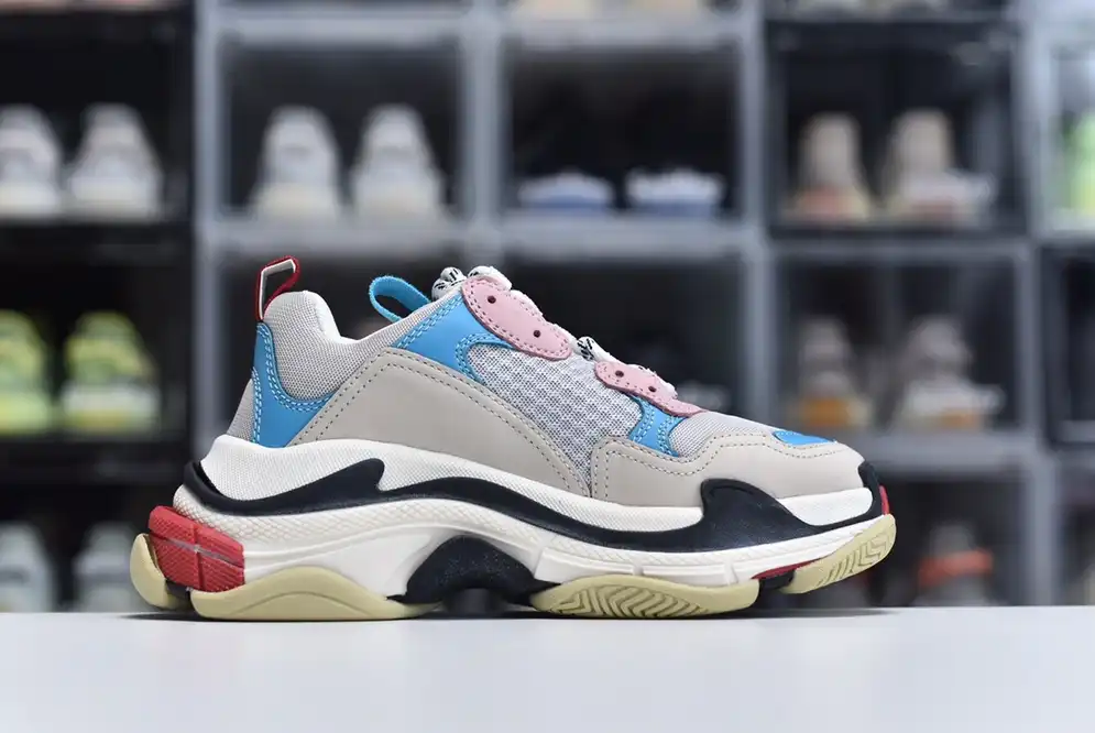 hype Balenciaga is available in all sizes. You cannot place an order on the website. You can contact customer service to purchase.BLGA Triple S