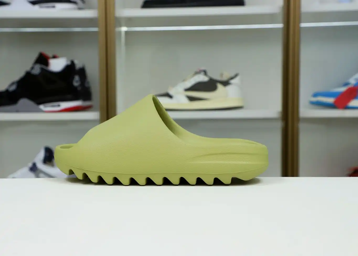 hype Yeezy Slide 