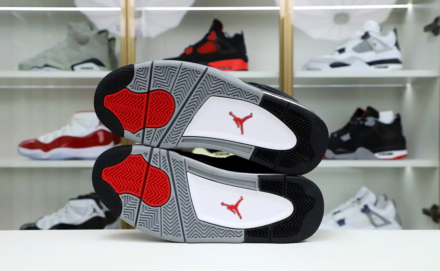 AIR JORDAN 4 