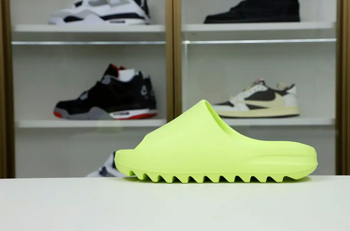 hype Yeezy Slide 