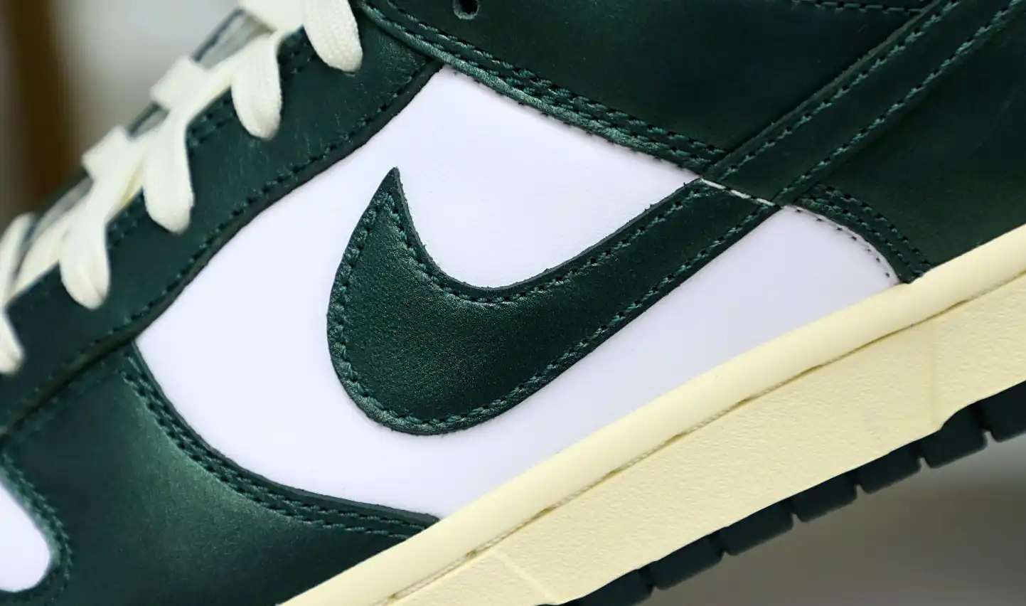 hype NIKE WMNS DUNK LOW 'VINTAGE GREEN'