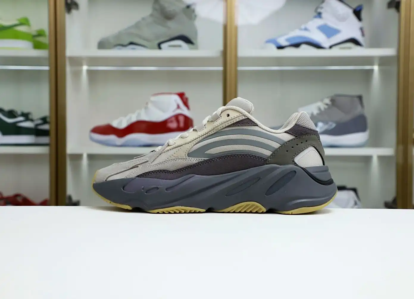 hype Yeezy boost 700 V2 Tephra