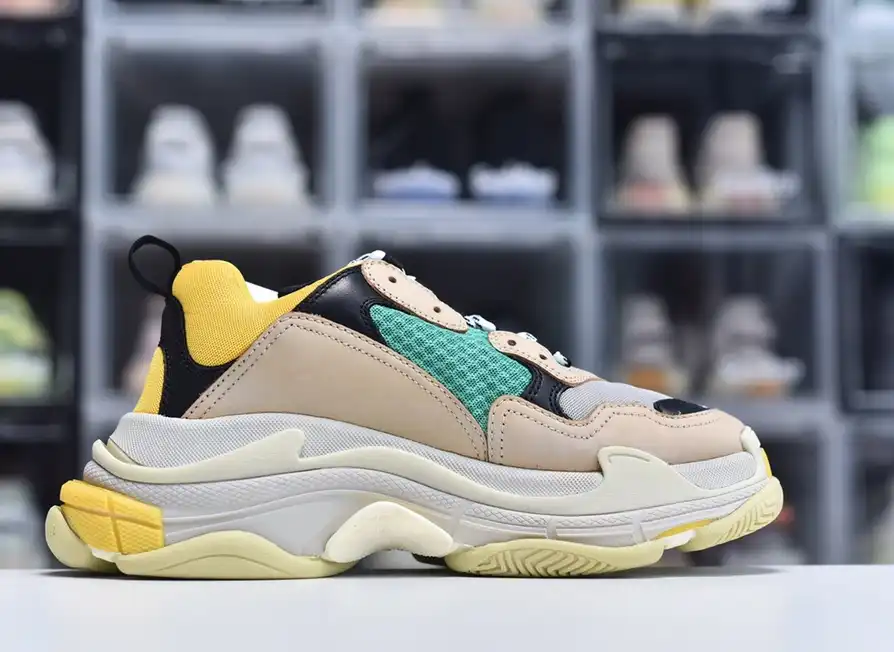 hype Balenciaga is available in all sizes. You cannot place an order on the website. You can contact customer service to purchase.BLGA Triple S