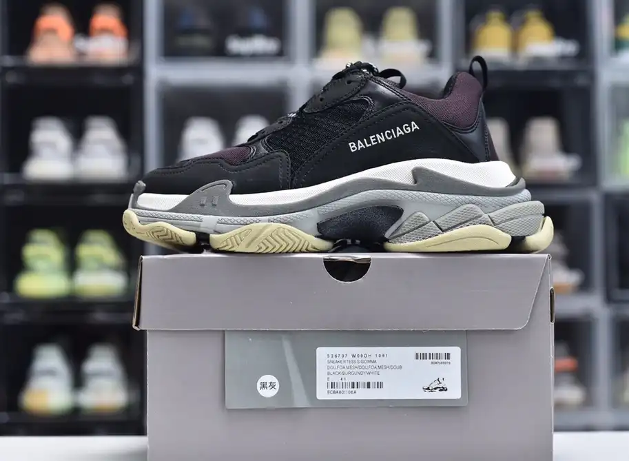 hype Balenciaga is available in all sizes. You cannot place an order on the website. You can contact customer service to purchase.BLGA Triple S