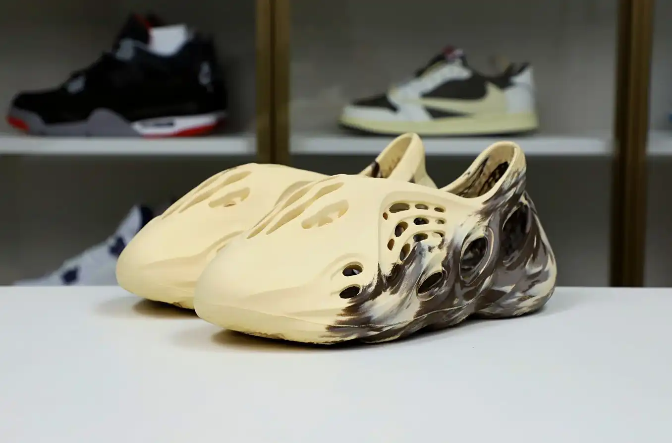 hype YEEZY FOAM RUNNER 'MX CREAM CLAY'