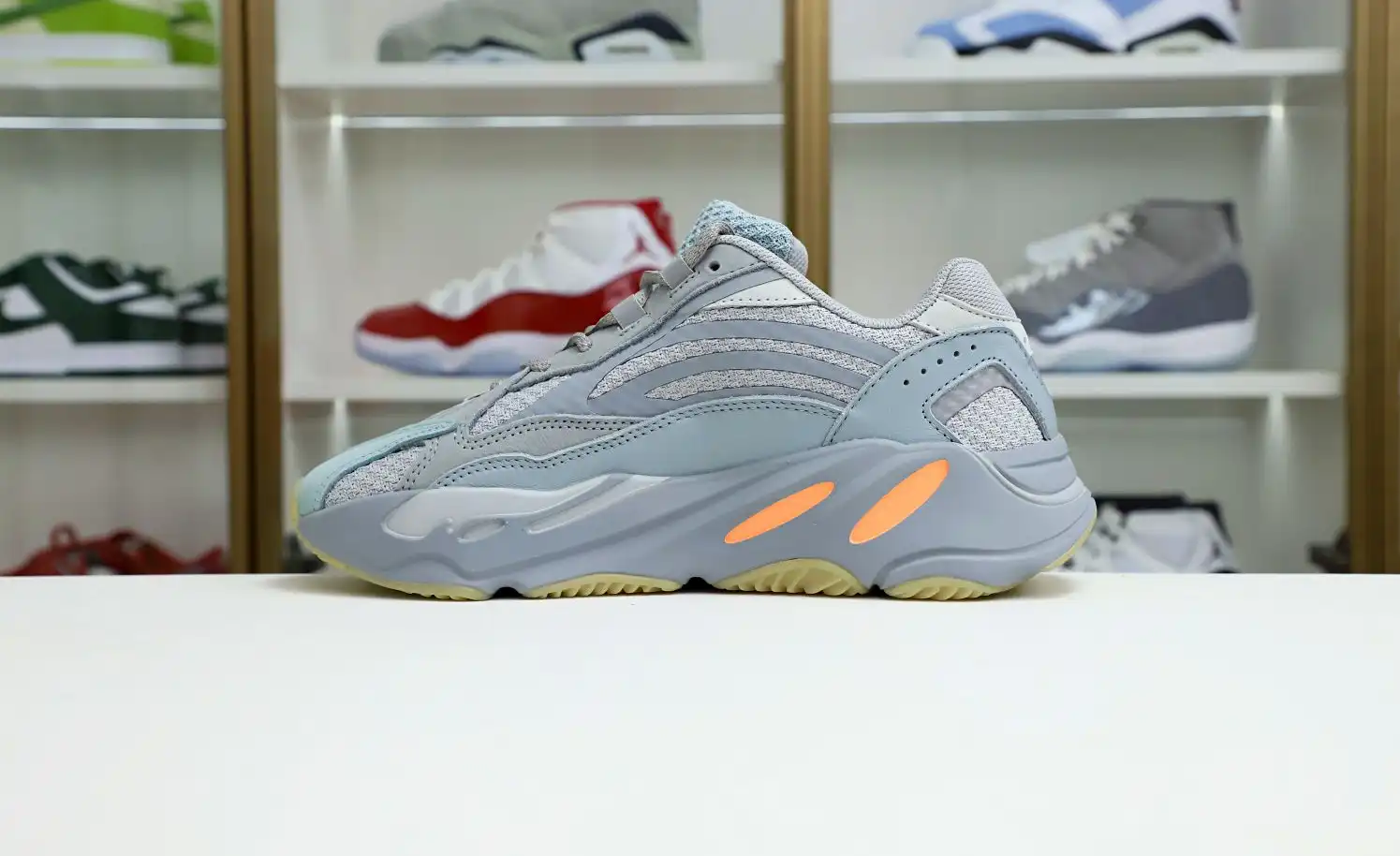 hype Yeezy boost 700 V2 