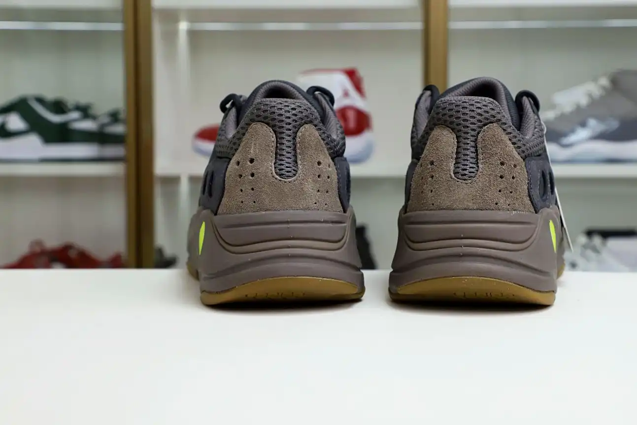 hype YEEZY BOOST 700 'MAUVE'