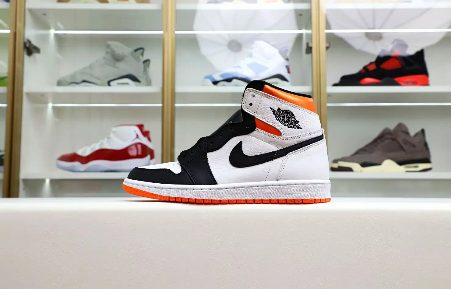 Air Jordan 1 Retro High OG Electro Orange'
