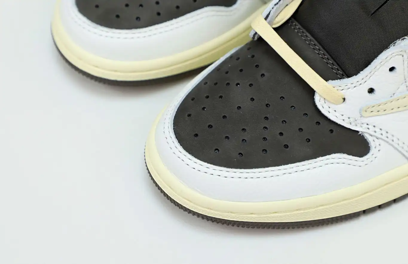 TRAVIS SCOTT X AIR JORDAN 1 LOW OG REVERSE MOCHA