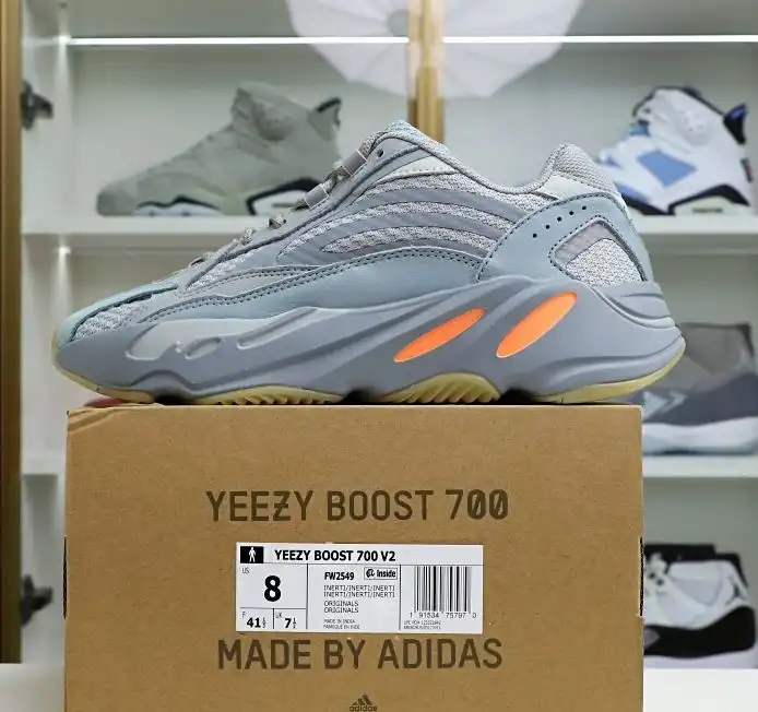 hype Yeezy boost 700 V2 