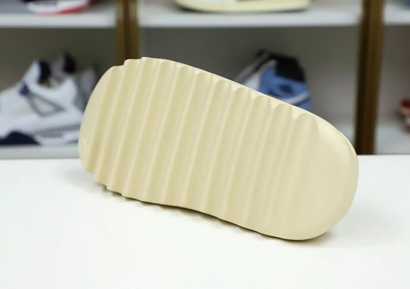 hype Yeezy Slide