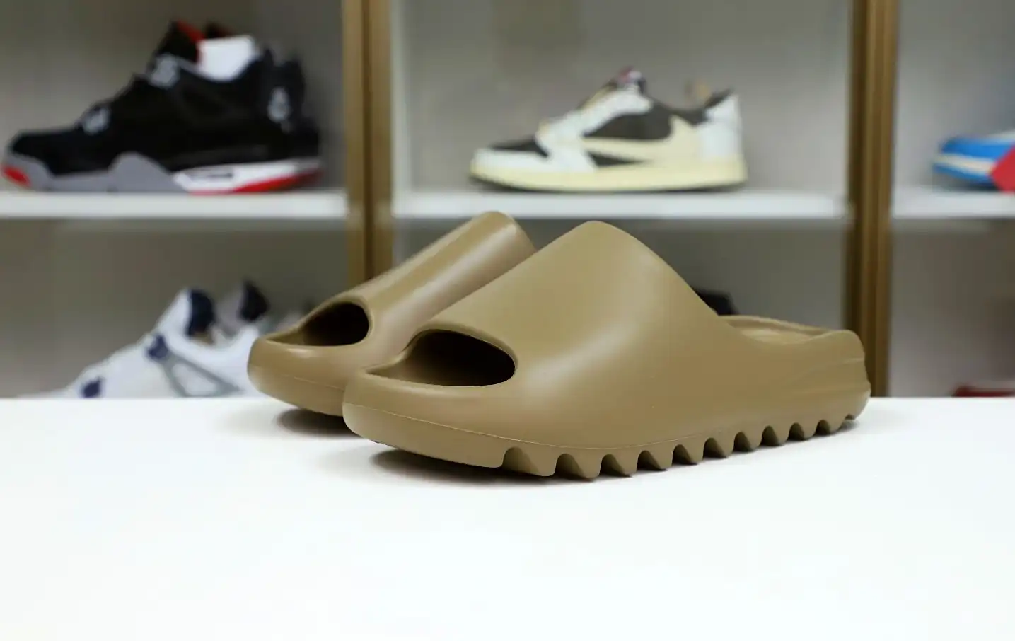 hype Yeezy Slide BrownFV8425