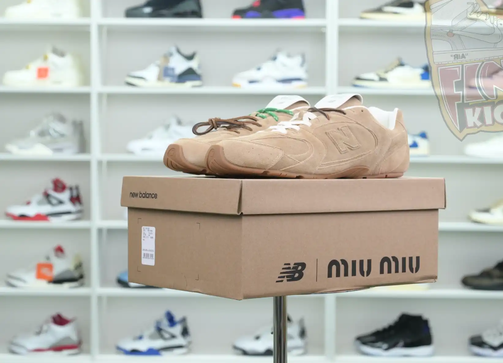 hype New Balance x MIU MIU NB 530SL