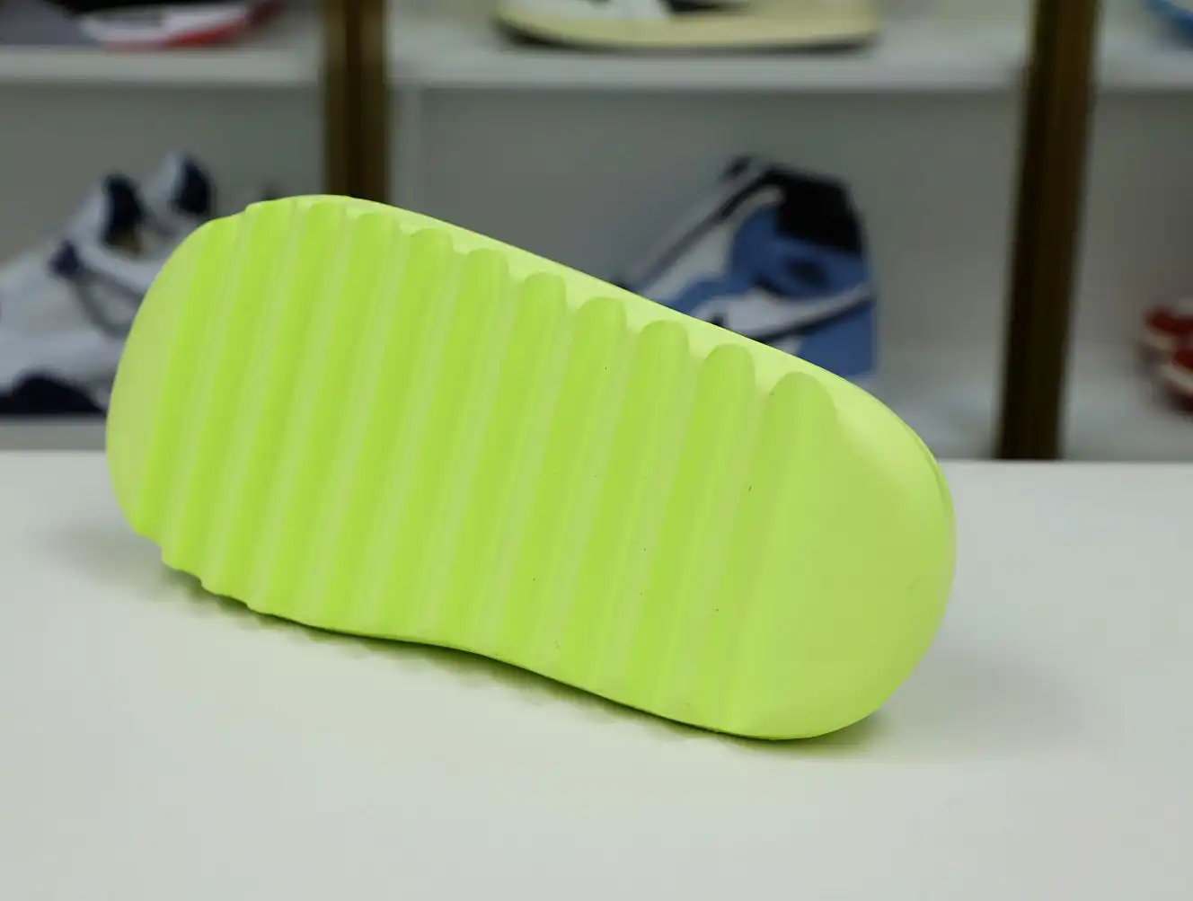 hype Yeezy Slide 