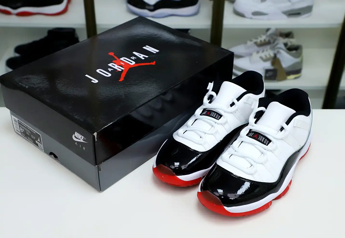 AIR JORDAN 11 LOW WHITE BRED
