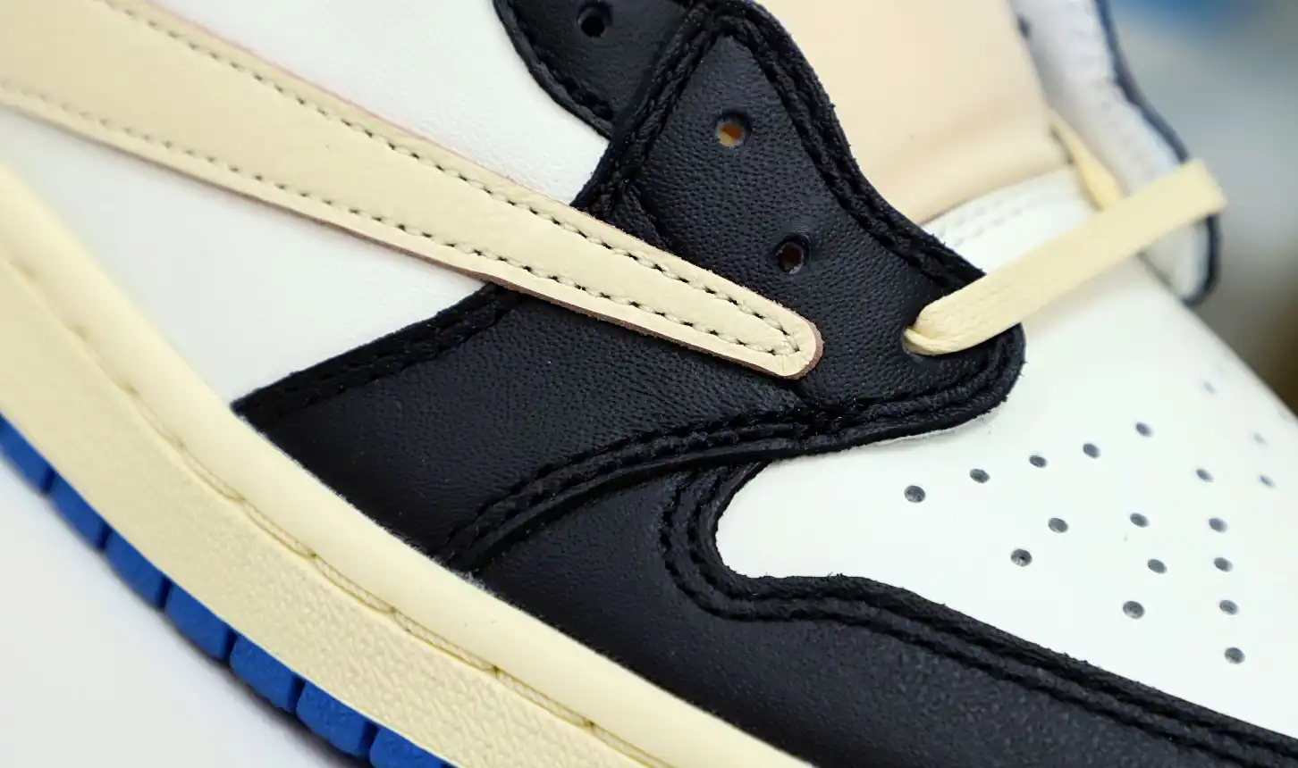 FRAGMENT DESIGN X TRAVIS SCOTT X AIR JORDAN 1 LOW