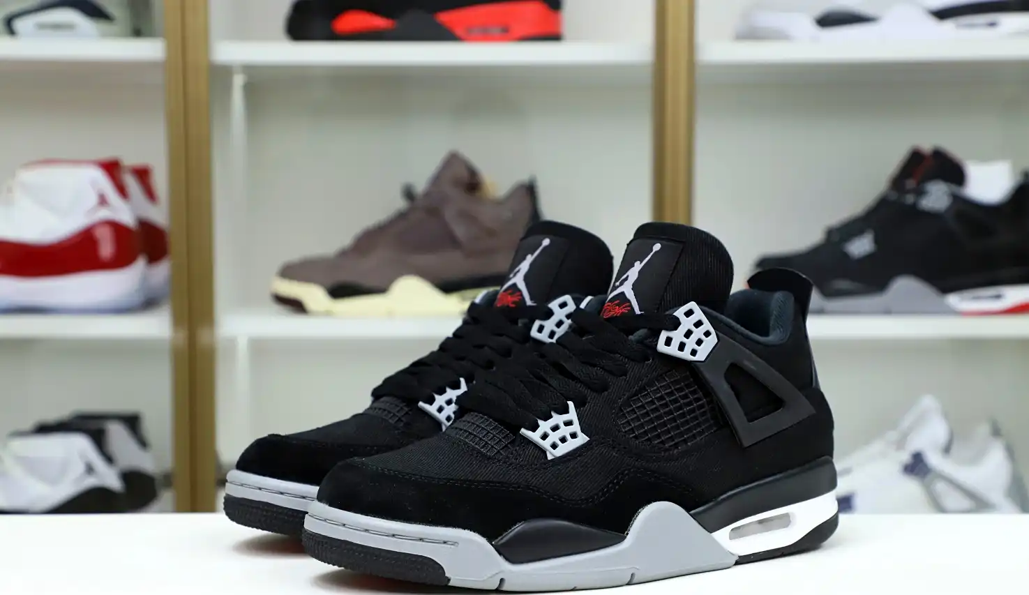 AIR JORDAN 4 