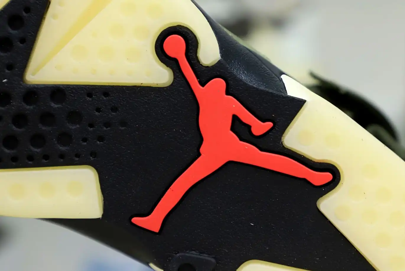 TRAVIS SCOTT X AIR JORDAN 6 RETRO 'OLIVE'