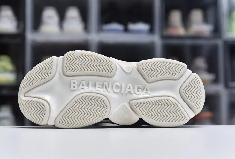 hype Balenciaga is available in all sizes. You cannot place an order on the website. You can contact customer service to purchase.BLGA Triple S