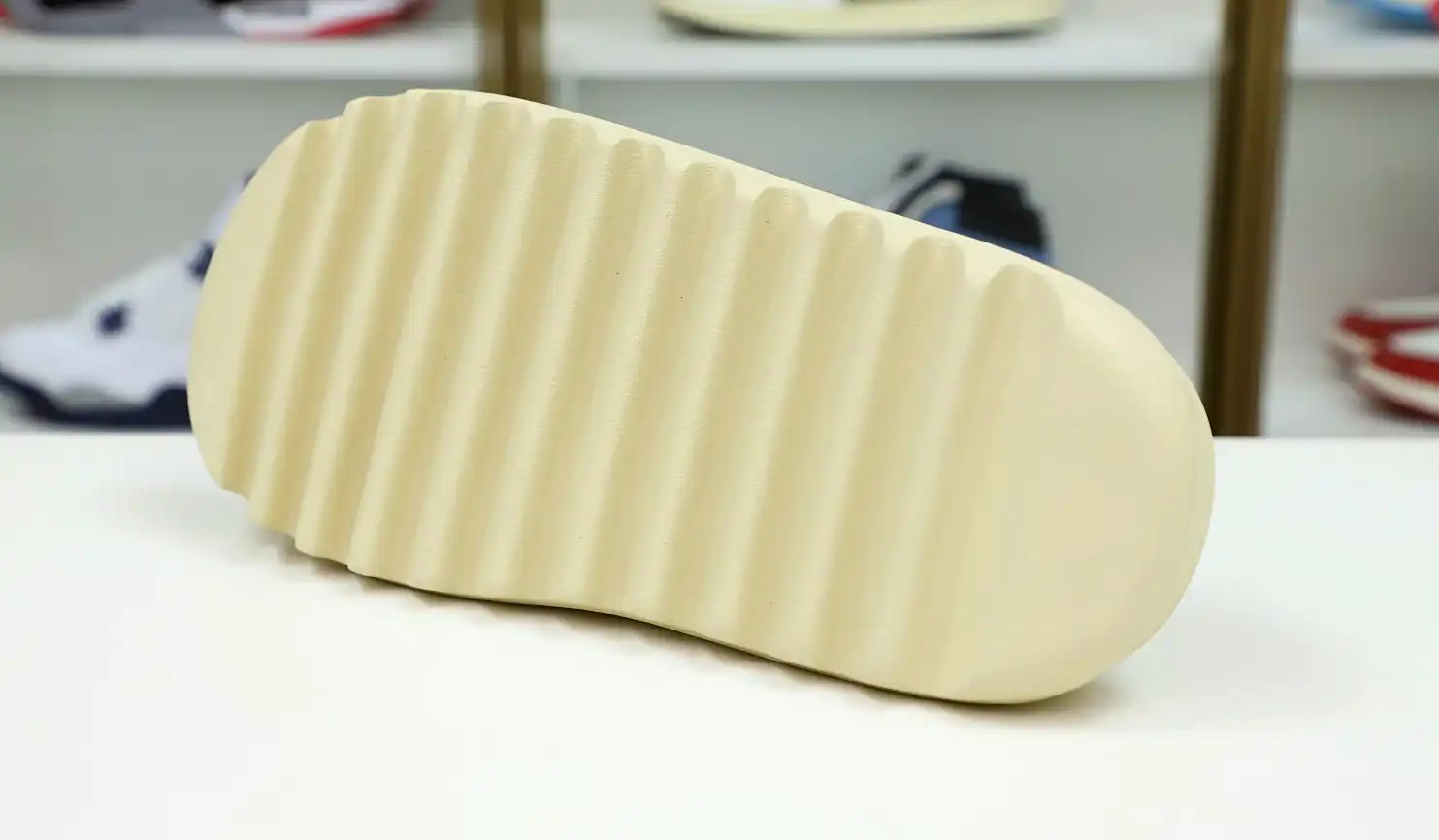 hype Yeezy Slide 