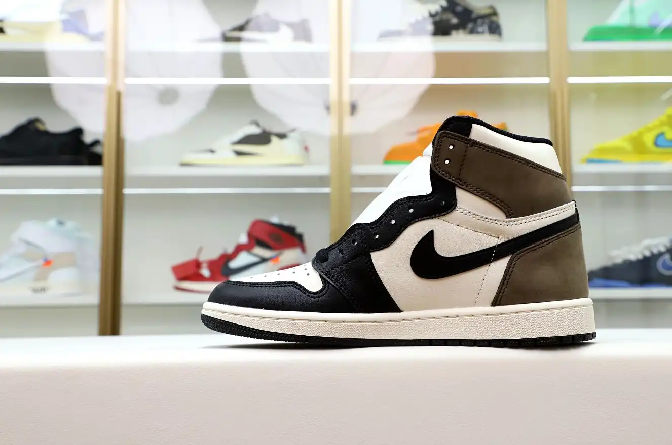 AIR JORDAN 1 RETRO HIGH OG 'DARK MOCHA'