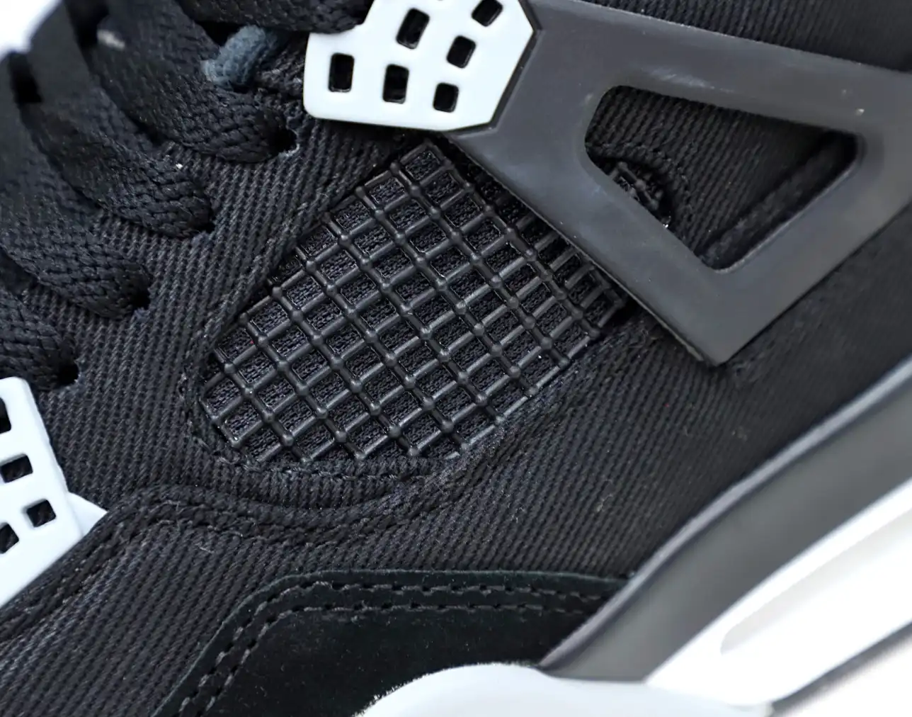 AIR JORDAN 4 