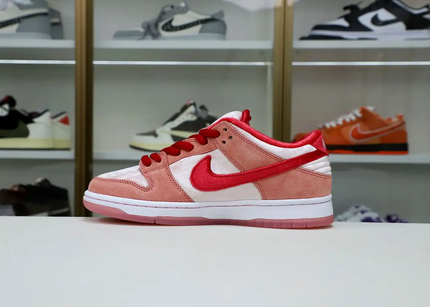 hype STRANGELOVE X DUNK LOW SB 'VALENTINE'S DAY'