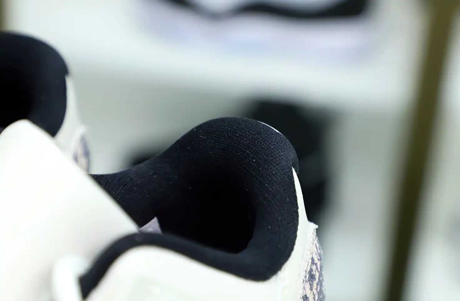 AIR JORDAN 11 LOW SNAKESKIN LIGHT BONE