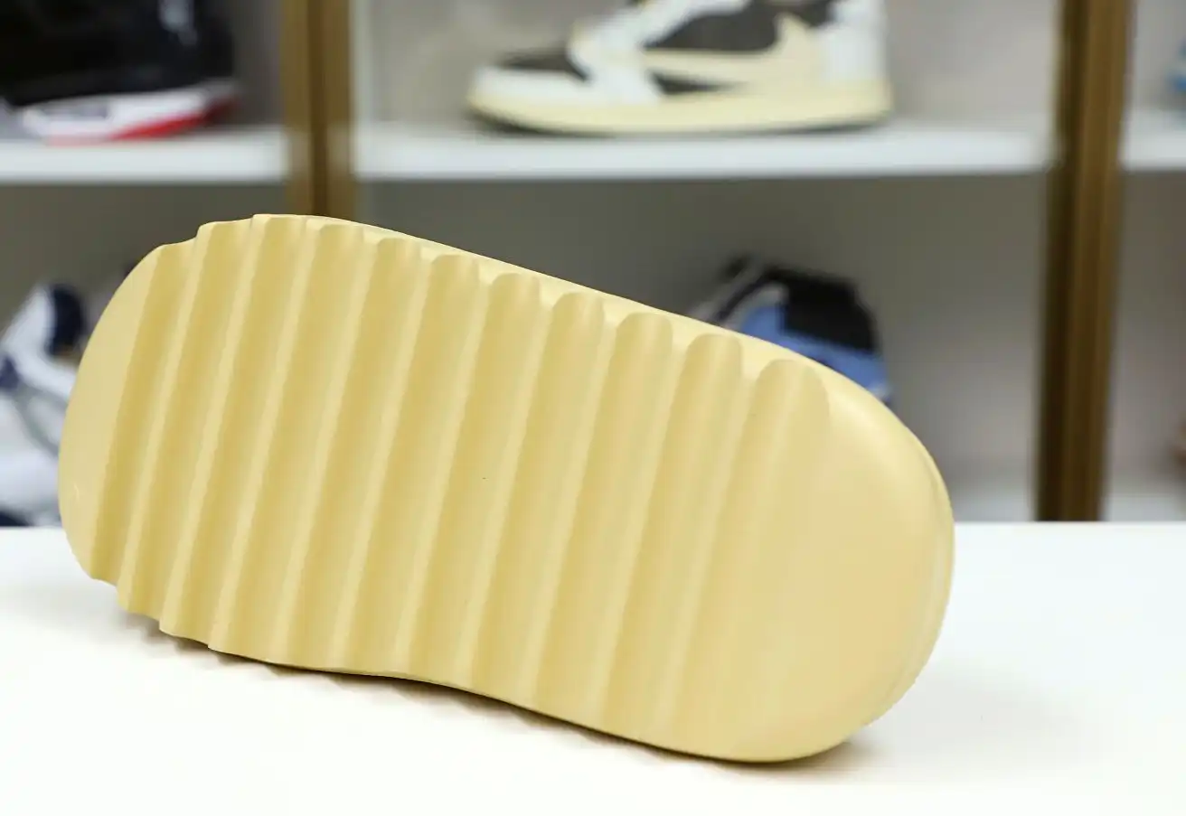 hype Yeezy Slide 