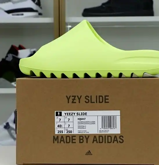 hype Yeezy Slide "glow green" HQ6447