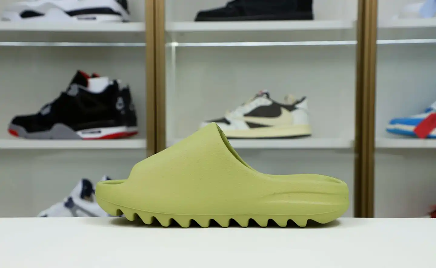 hype Yeezy Slide 