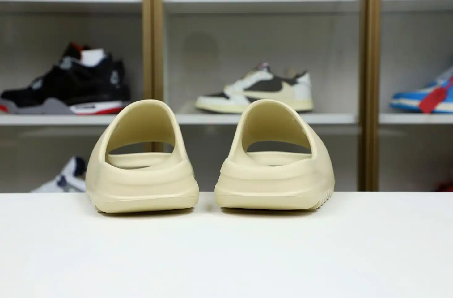 hype Yeezy Slide