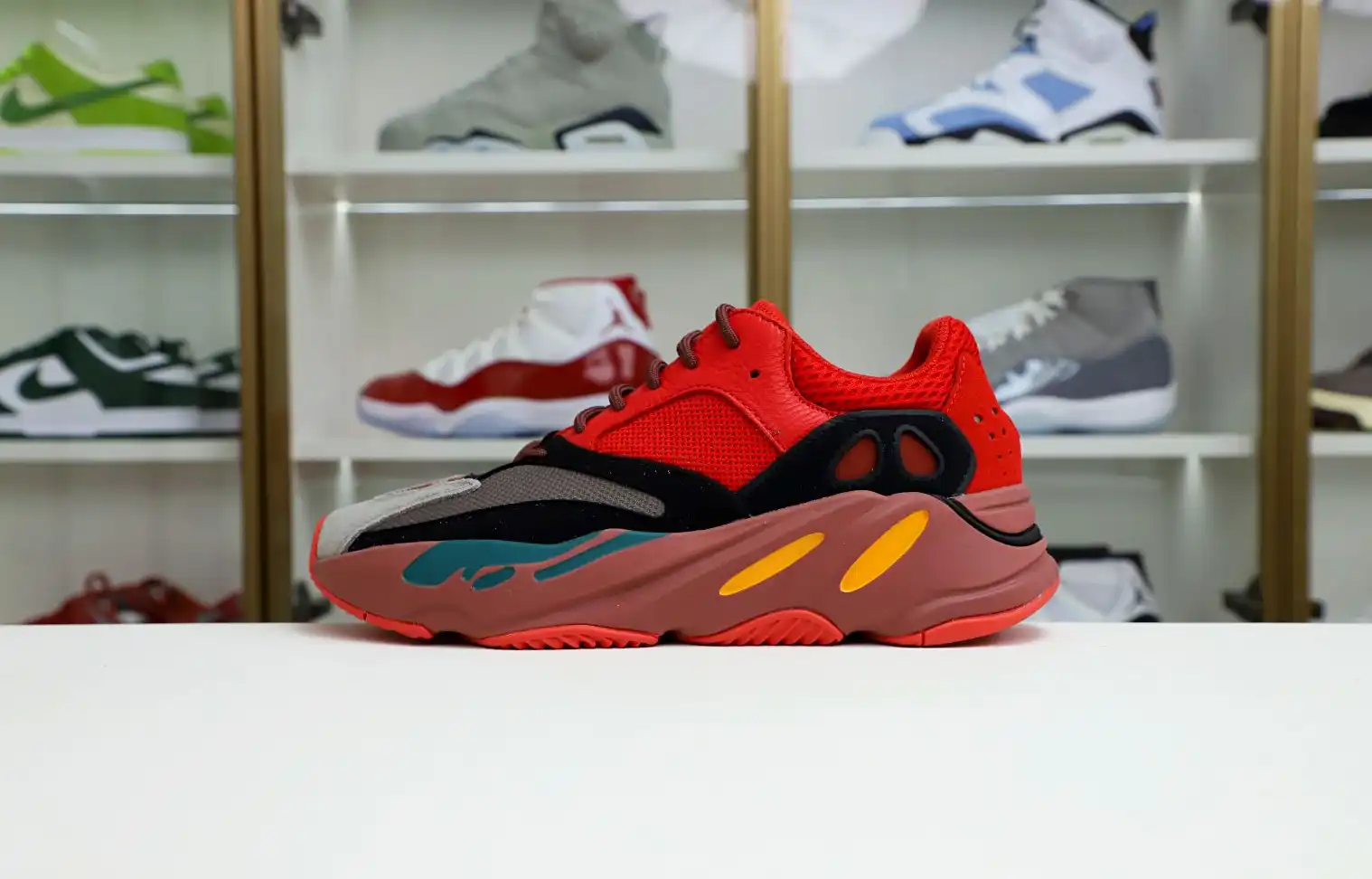 hype YEEZY BOOST 700 HI-RES RED HQ6979