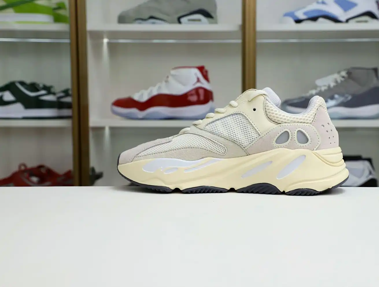 hype YEEZY BOOST 700 'ANALOG'