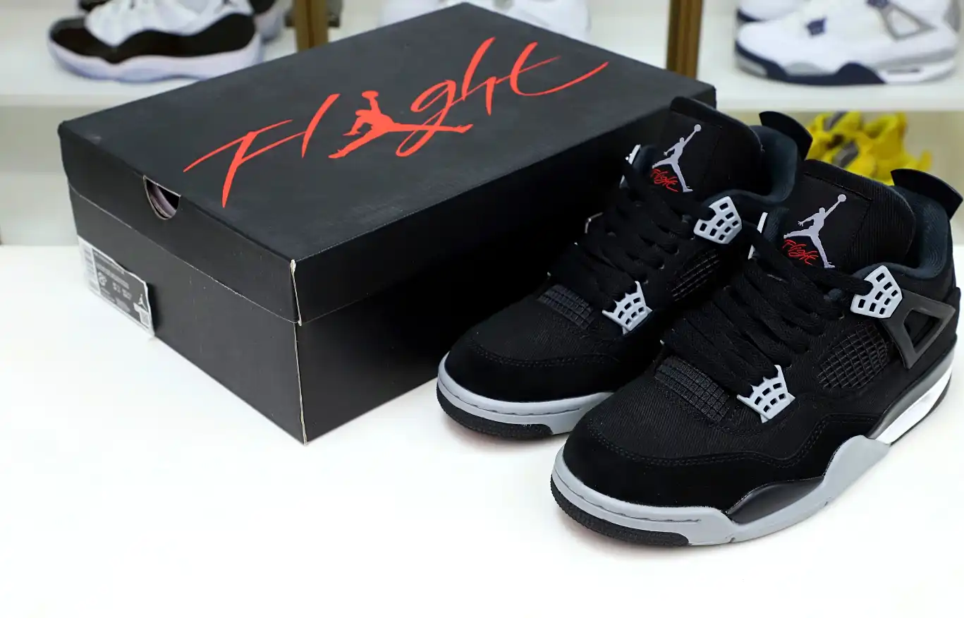 AIR JORDAN 4 