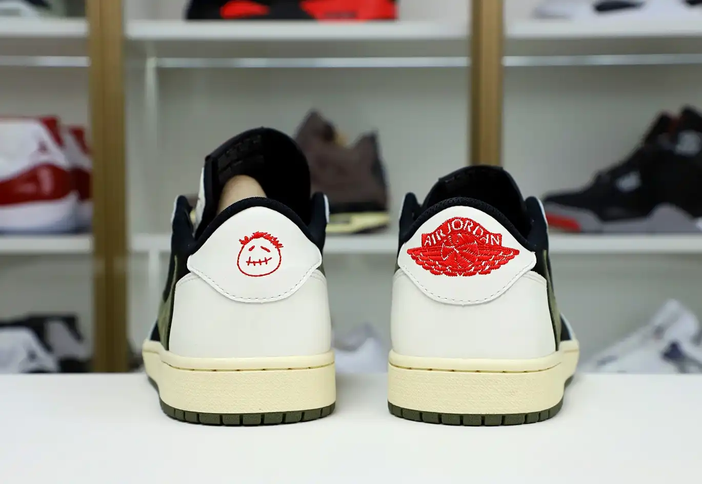 TRAVIS SCOTT X NIKE AIR JORDAN 1 LOW OG “Olive”