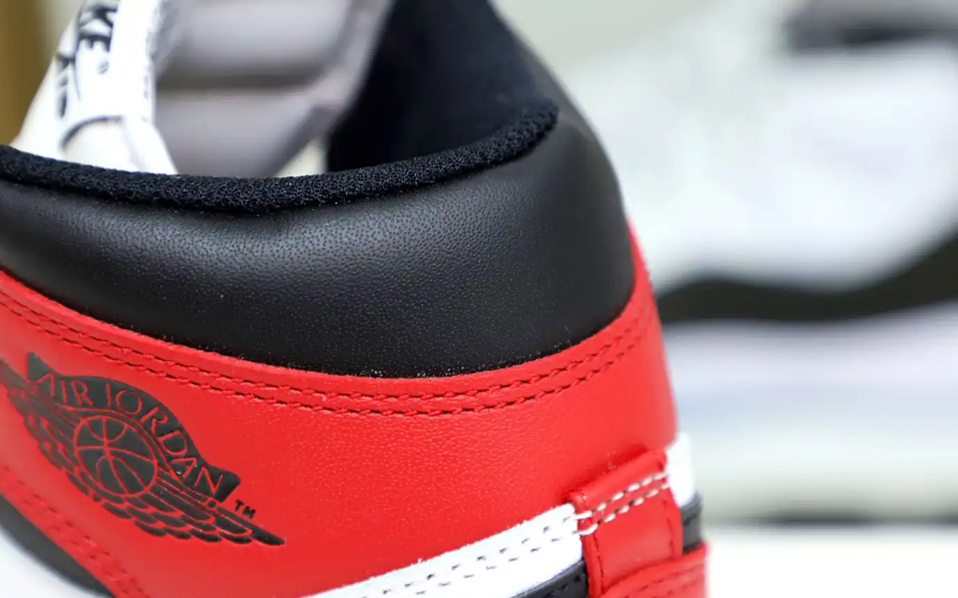Air Jordan 1 Retro Black Toe (2016)