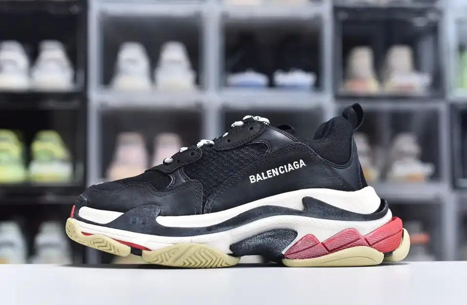 hype Balenciaga is available in all sizes. You cannot place an order on the website. You can contact customer service to purchase.BLGA Triple S