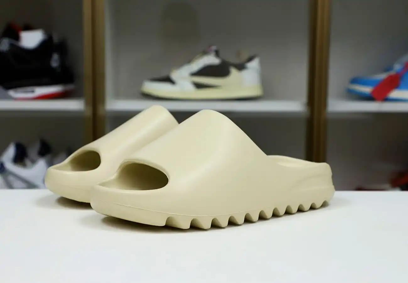 hype Yeezy Slide