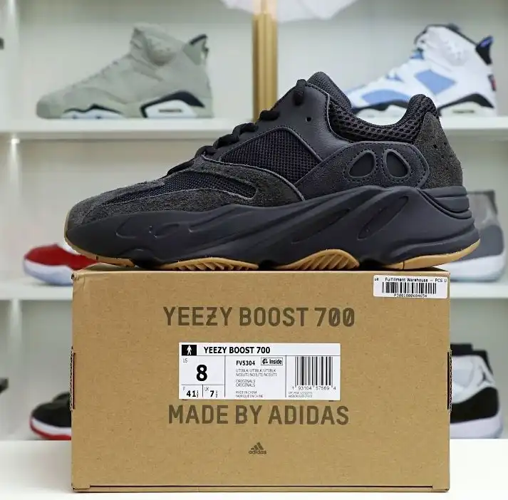 hype YEEZY BOOST 700 'UTILITY BLACK'