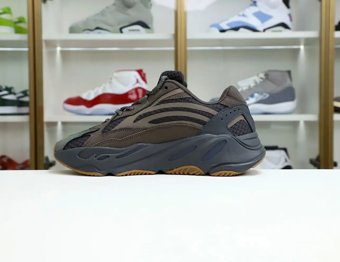 hype Yeezy boost 700 V2 