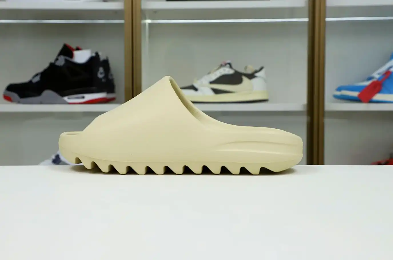 hype Yeezy Slide 